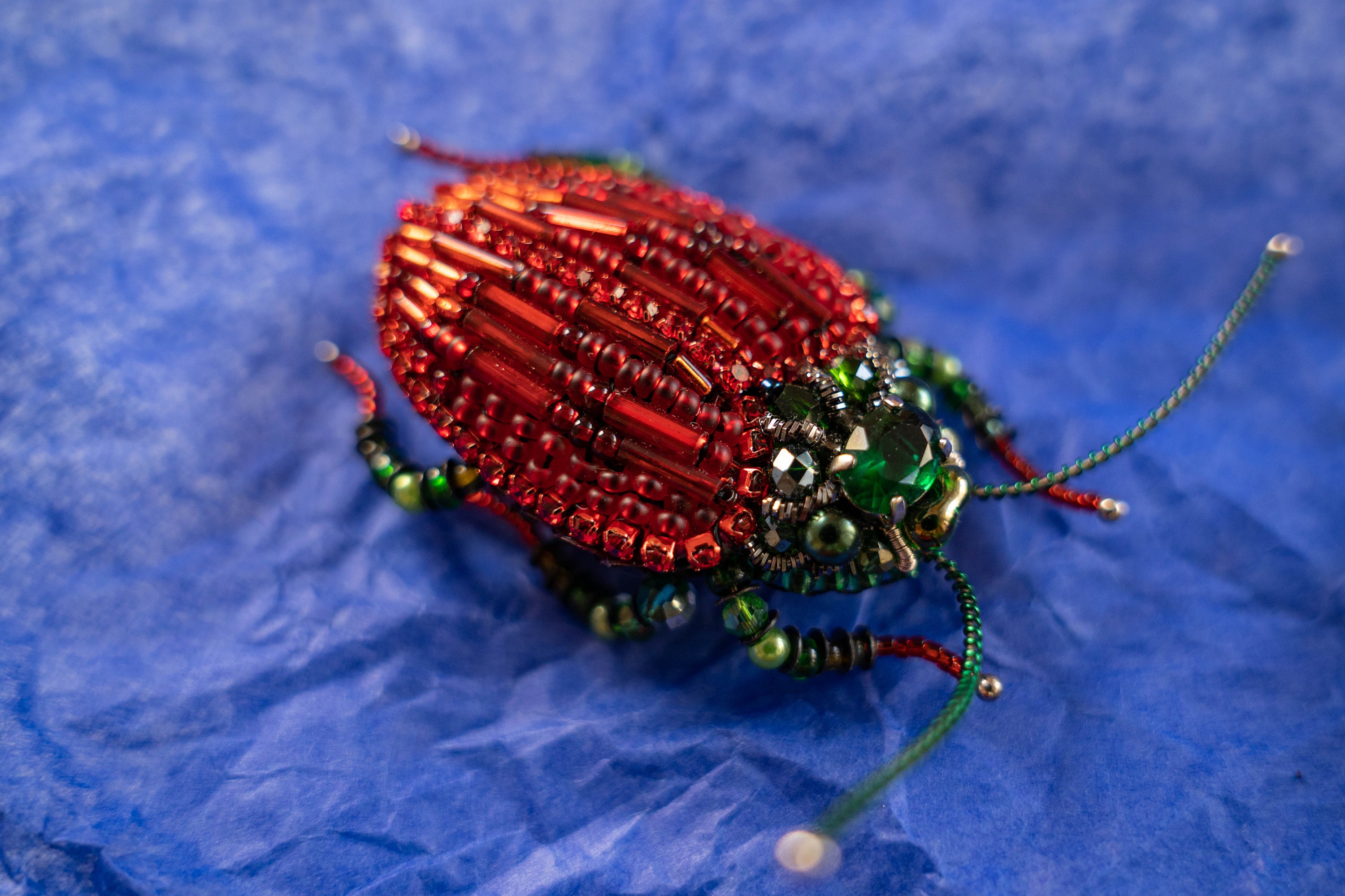 Spilla con perline ricamate, spilla a forma di scarabeo, spilla a forma di insetto, gioielli vistosi, gioielli unici, spilla a forma di insetto, regal