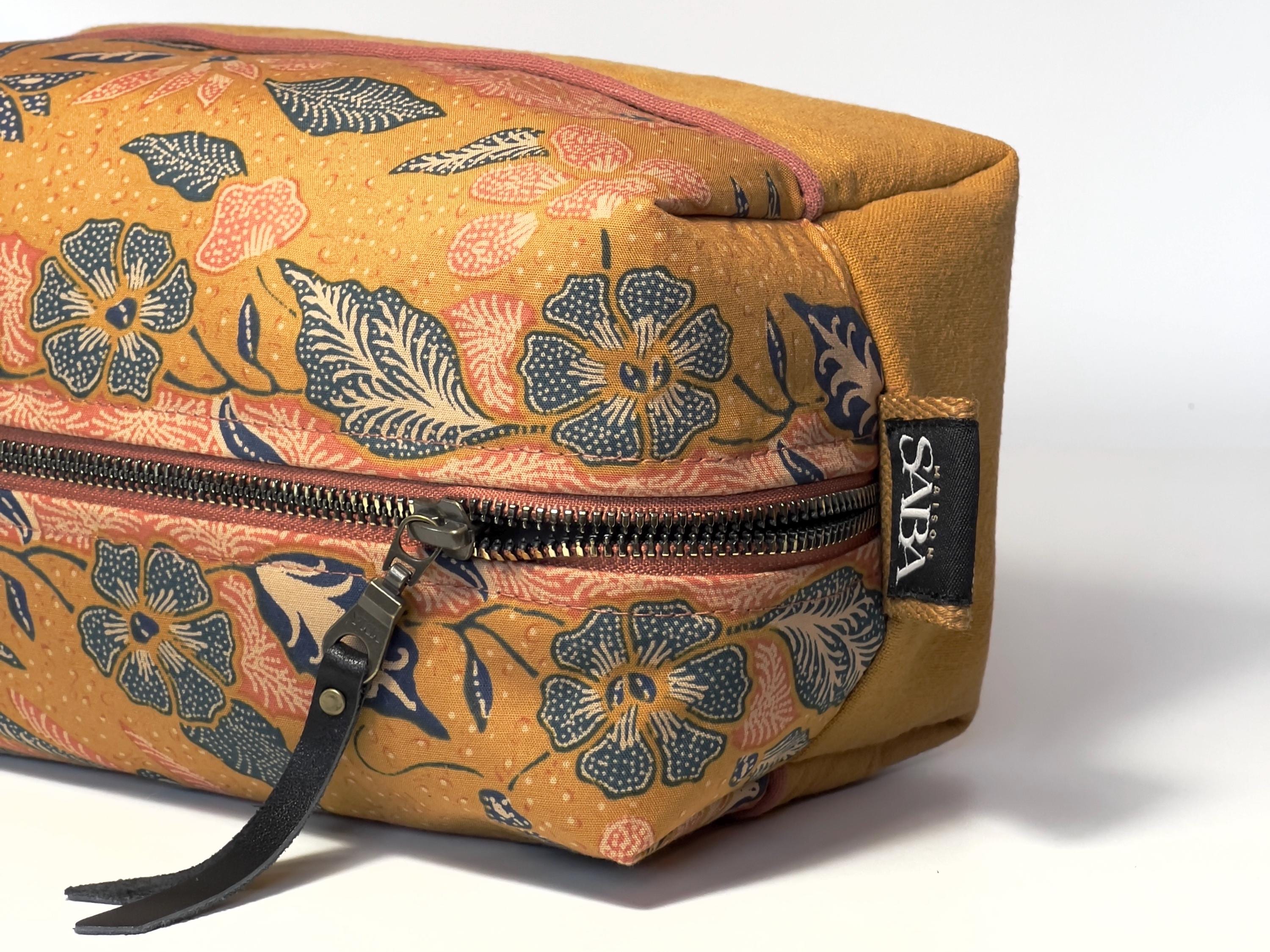 Borsa per il trucco boho, cotone con stampa floreale balinese, senape e terracotta