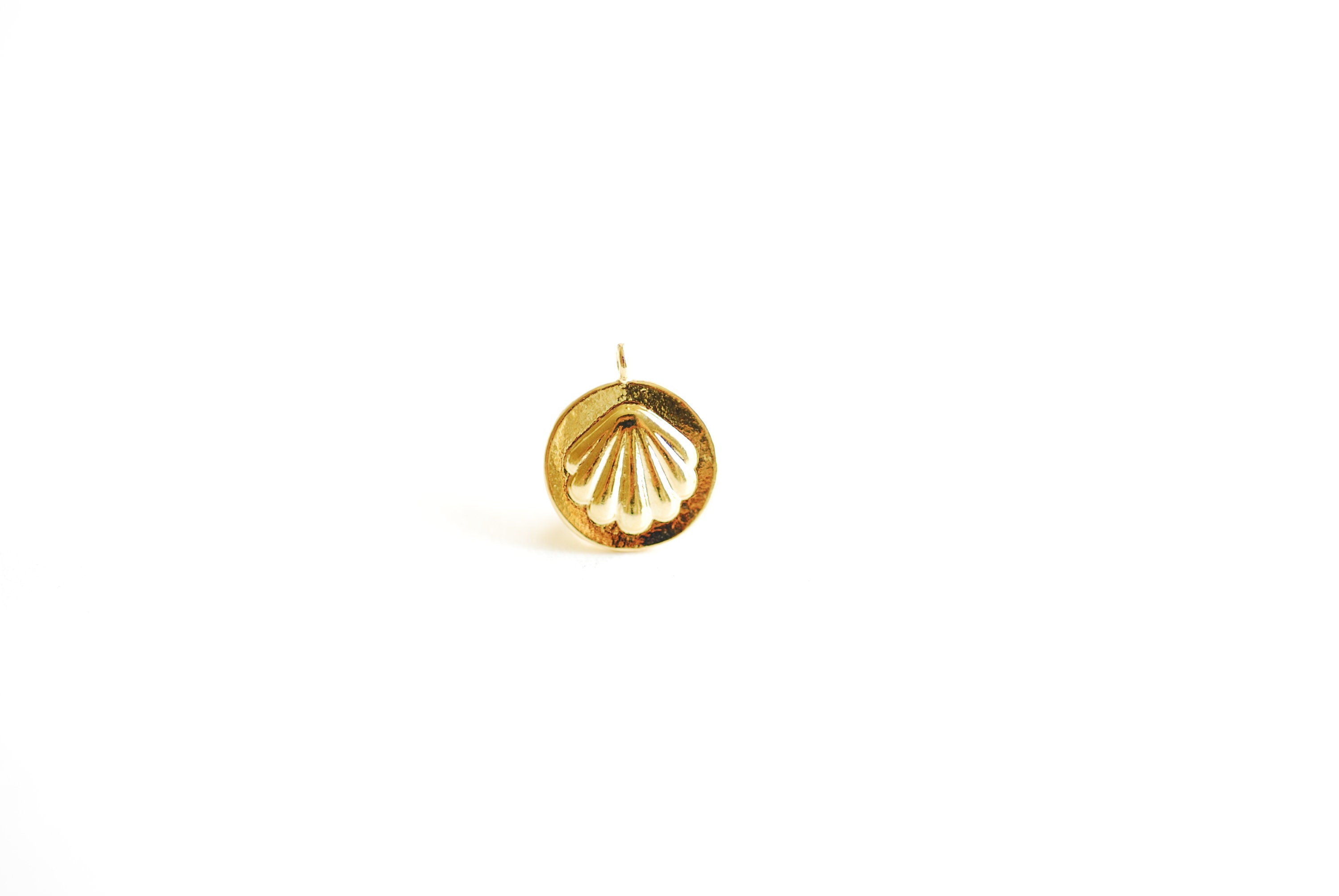 Shell Round Disc Charm- Vermeil 18k oro placcato 925 Sterling Silver, Clam Charm, Tropical Pendant, Coin Charm, beach, Ocean, Seashell, 470