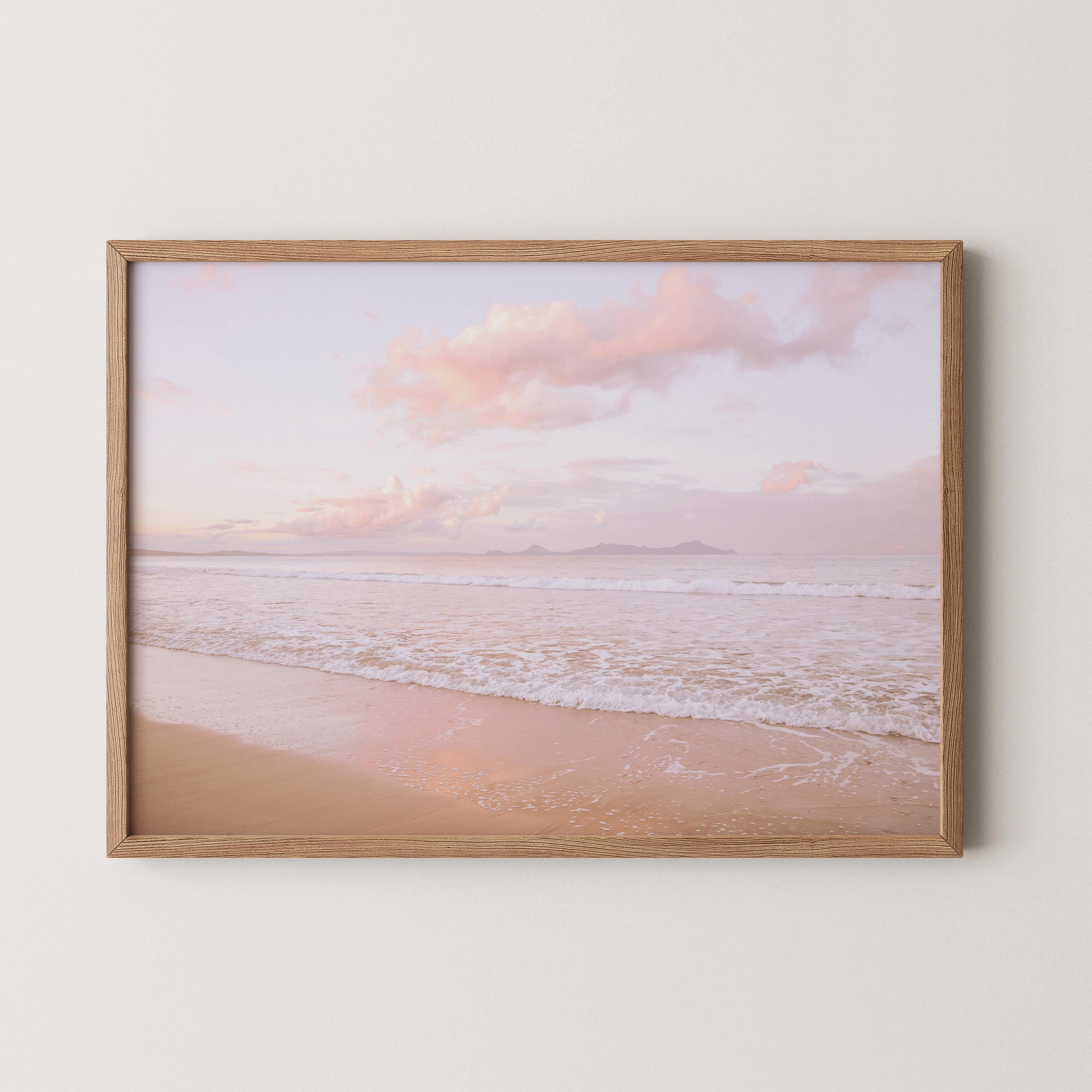 Stampa del tramonto: Quadro da parete con spiaggia rosa, stampa orizzontale del tramonto sull'oceano, stampa artistica serena con paesaggio costiero (