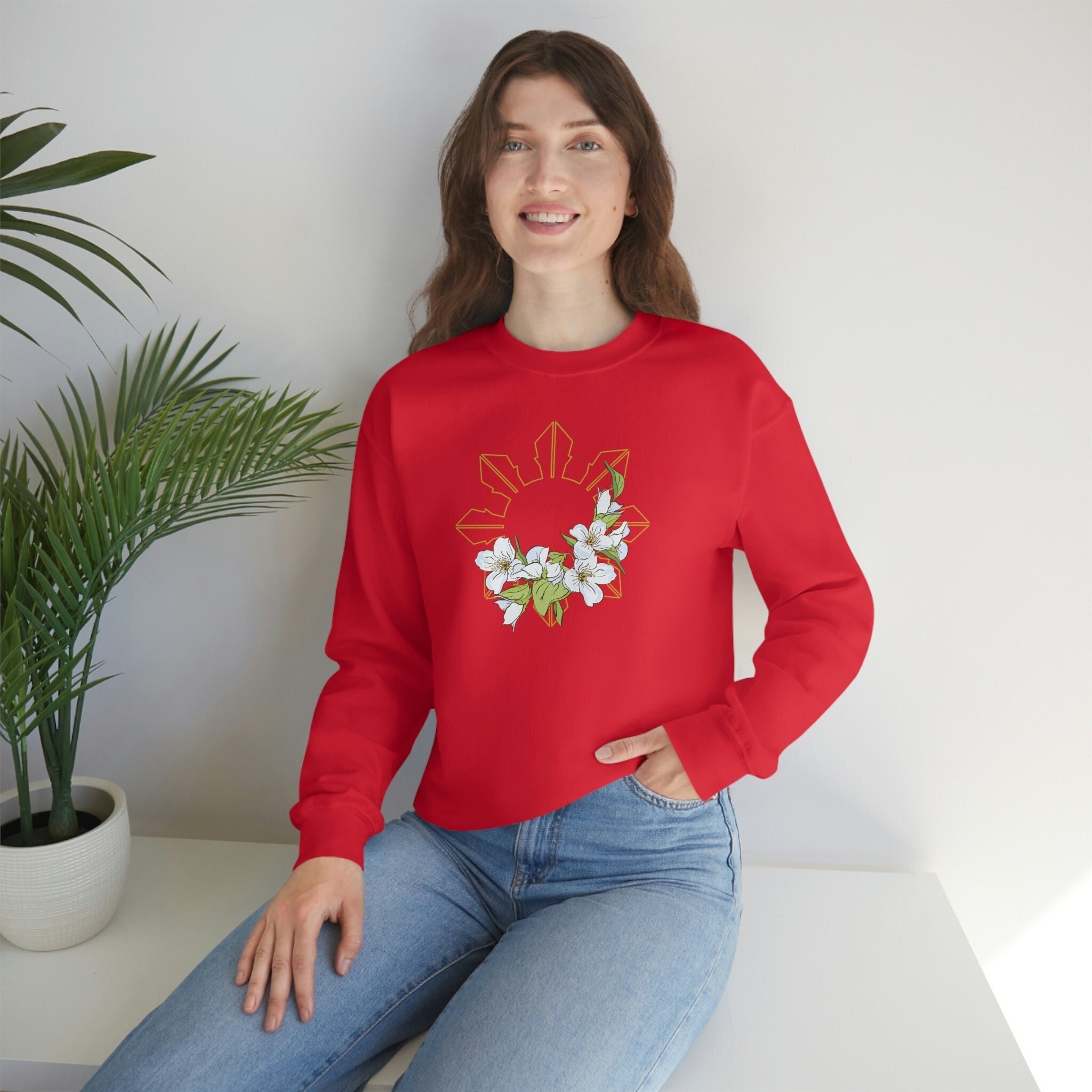 Felpa filippina con sole e stelle Sampaguita, felpa con fiori filippini, maglione con simbolo filippino, camicia filippina, regalo filippino n. 103