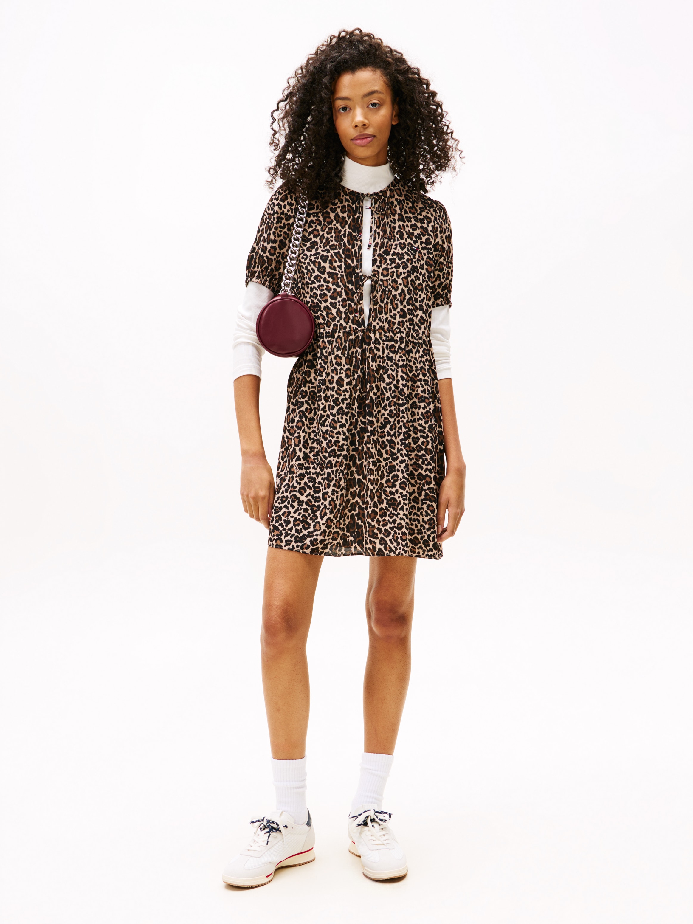 A-Linien-Kleid TOMMY JEANS "TJW TIE DETAIL MINI DRESS", Damen, Gr. XS (34), N-Gr, leopard aop, Web, Obermaterial: 100% Viskose, animal-print, kurz, Rundhals, Kleider Image