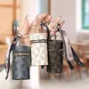 Hochwertige Luxus-Geldbörsenanhänger, Kopfhörerhüllen, Lippenstift-Mini-Schlüsselanhänger-Taschen, rote Umschläge im Retro-Eimermund und einfache P