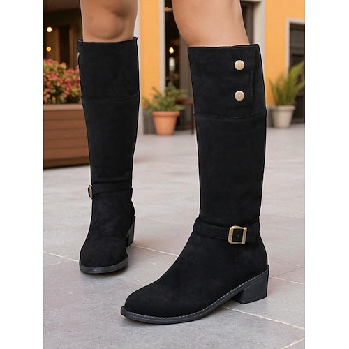 Damenstiefel aus khakifarbenem Wildleder mit Schnallenriemen – klassische Reitstiefel mit runder Spitze und niedrigem Absatz für Freizeitkleidung im Herbst und Winter sowie Outdoor-Mode Image