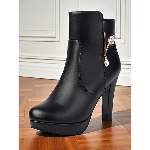 Rote Damenstiefeletten aus Kunstleder mit Stilettoabsatz und Strassanhänger – elegante Partystiefeletten für Herbst, Winter und Verabredungen am Abend Image