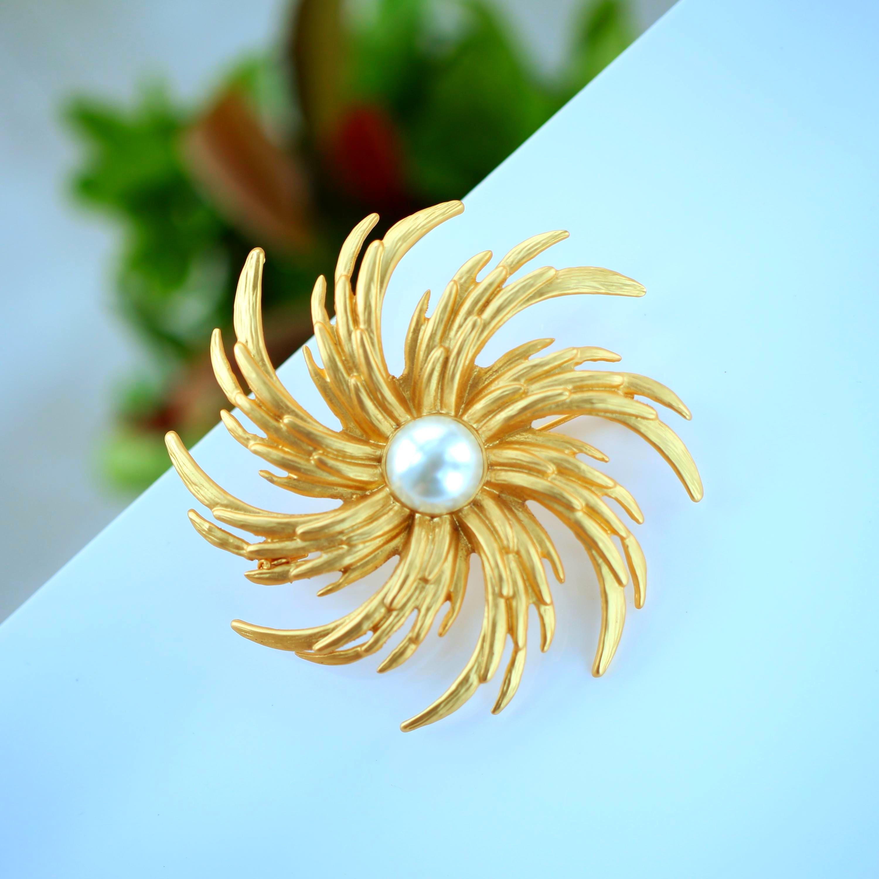 Spille a forma di sole con perle di laboratorio placcate in oro/Spilla di perle unica fatta a mano\Spilla a spirale elegante e distintiva da donna\Spi