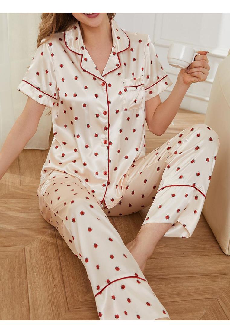 Lounge-Set mit kontrastierenden Paspeln und Taschen