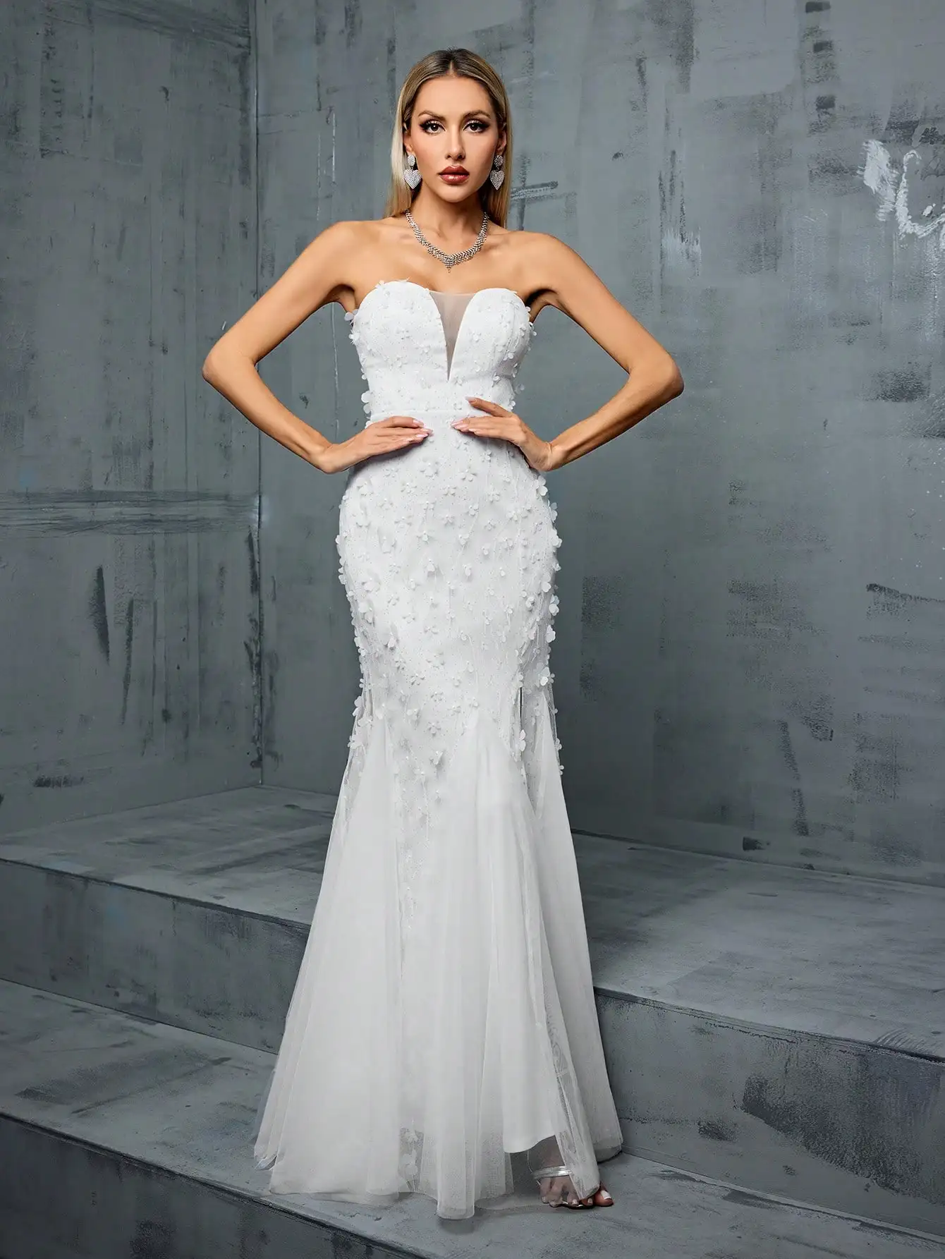 Trägerloses Hochzeitskleid mit 3D-Blumenverzierung, Netzstoff, Meerjungfrauen-Silhouette und geschlitztem Saum Image