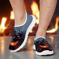 Sneakers slip-on da uomo in rete con stampa di teschi infuocati: scarpe casual per Halloween, adatte a feste, viaggi e uso quotidiano