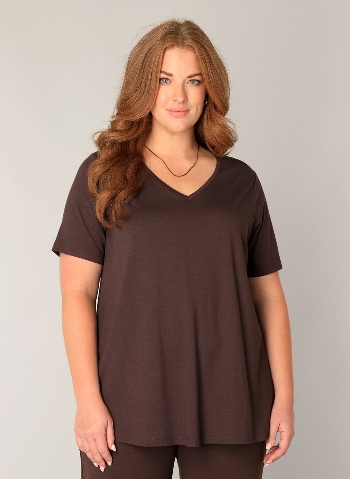 T-Shirt BASE LEVEL CURVY "Alba", Damen, Gr. 46, braun, Single Jersey, Obermaterial: 94% Viskose, 6% Elasthan, unifarben, figurumspielend hüftlang, V-Ausschnitt, abgesteppt, Shirts T-Shirt, mit V-Ausschnitt
