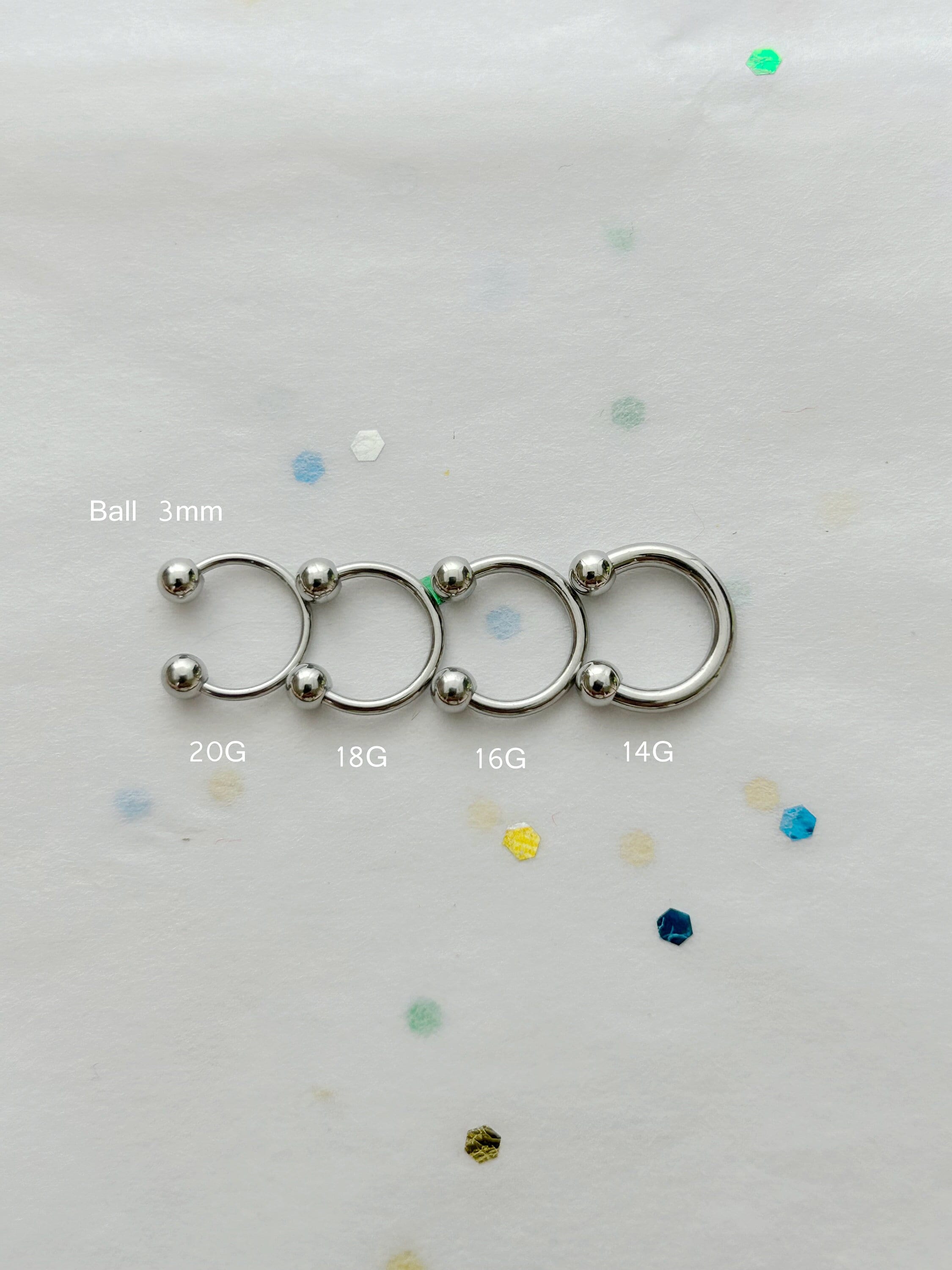 Piercing a ferro di cavallo * Piercing al setto nasale * Bilanciere circolare * Piercing a ferro di cavallo Rook