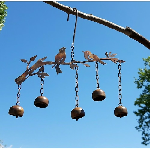 handgemachter flackernder Glockenvogel mit Windspiel, Eisenkunst, dekorativer Vogel und Glocke, Gartenornament, Garten, Terrasse, hängende Skulptur, Wohndekoration Image
