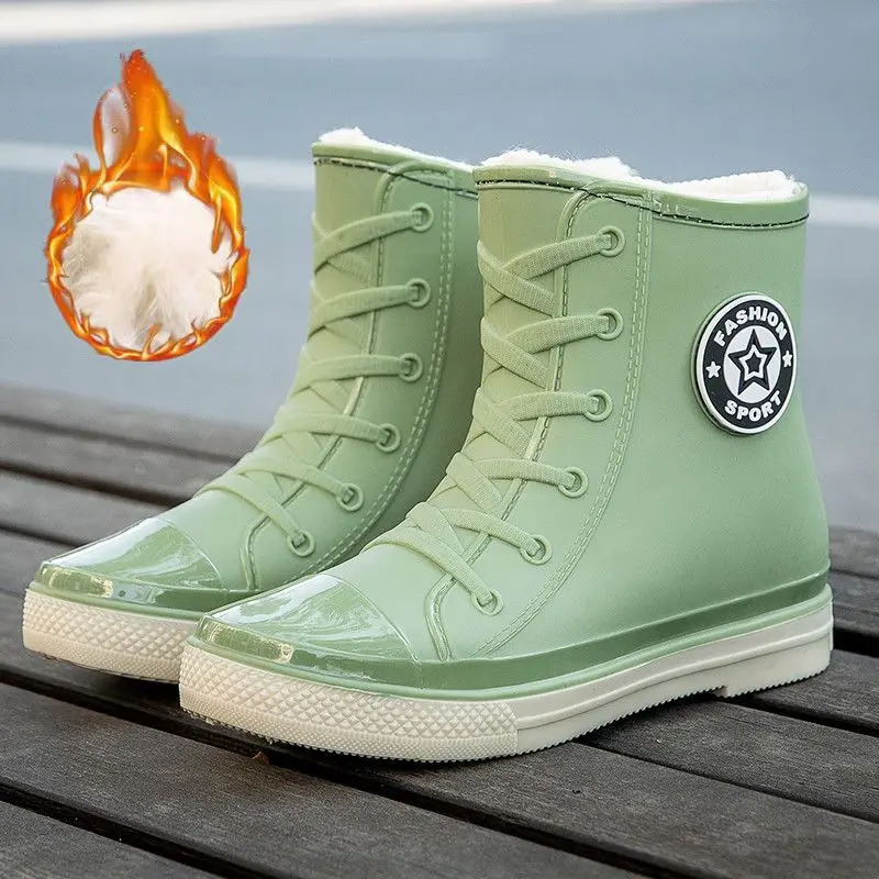 Neue Designer-Regenstiefel mit mittlerer Wade, grüne wasserdichte Damenschuhe für regnerische Tage, rosafarbene Fell-Gummi-Regenschuhe, Damen-Galoschen