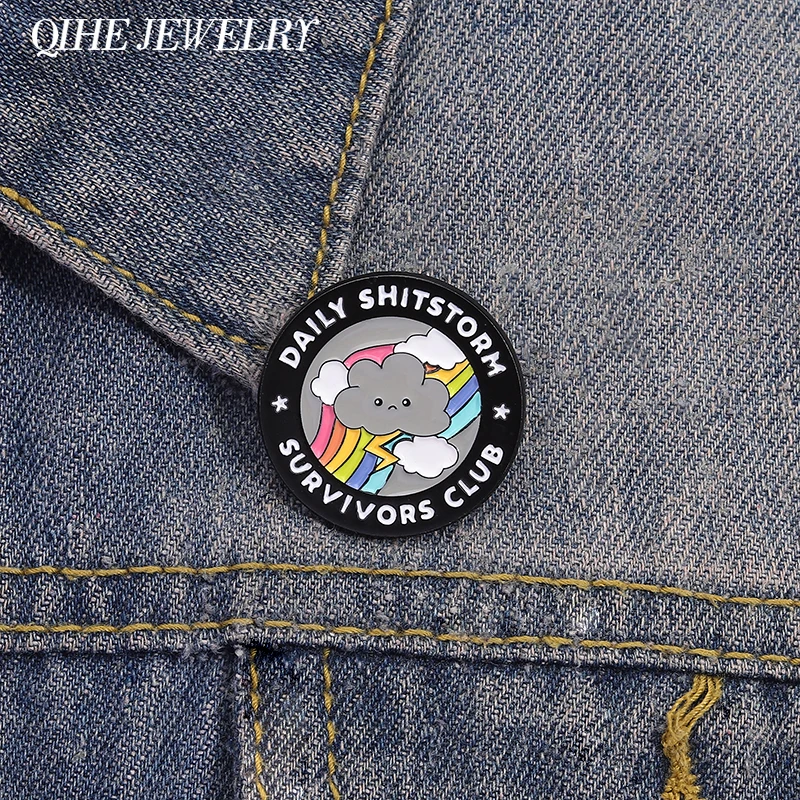 Daily Shitstorm Survivors Club Emaille-Pin Cartoon Dunkle Wolken Regenbogen Brosche Taschen Reversnadel Deko Schmuck Geschenk für Freunde Image