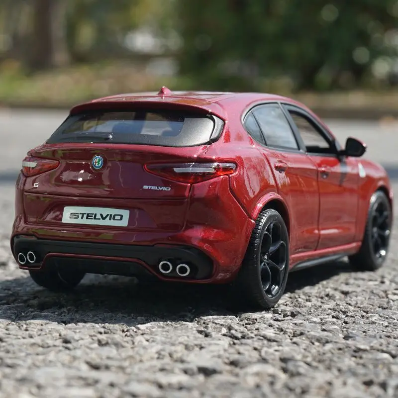 Bburago 1:24 Alfa Romeo Stelvio SUV Modello di auto in lega Diecast in metallo Giocattolo Fuoristrada Modello di auto Simulazione Collezione Regalo per bambini