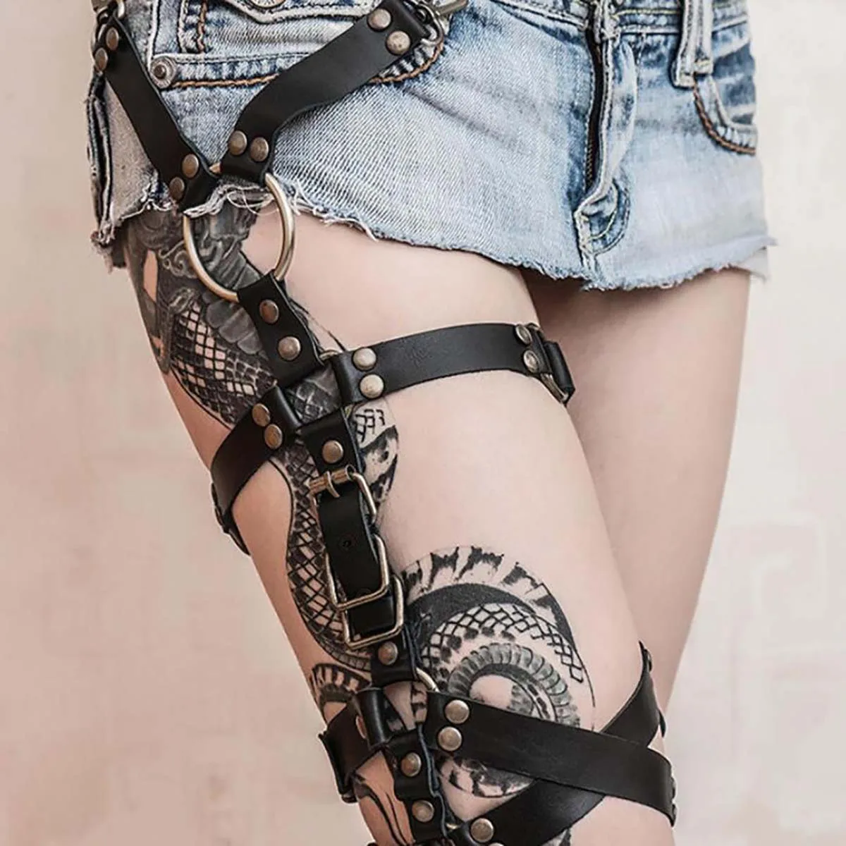 Mode Leder Bein Harness Steampunk Stud Dekor Harness Seite Oberschenkel Strumpfband Gürtel-Reise Strand gürtel Für Frauen Kleidung Zubehör Image