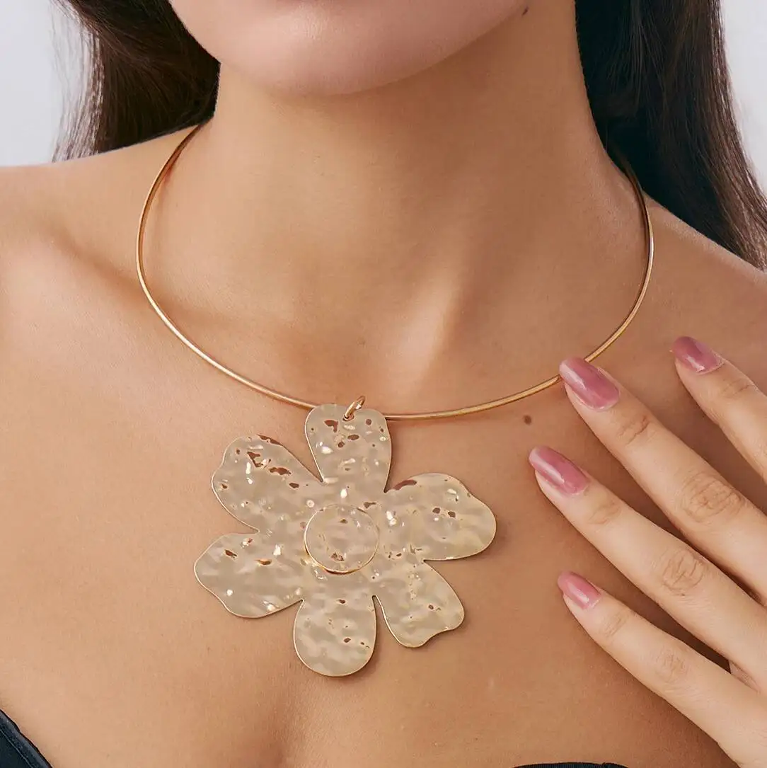Salircon Übertriebene Große Blumen Blütenblatt Kragen Halskette für Frauen Trend Vintage Unregelmäßige Gold Farbe Halsband Punk Schmuck Geschenk