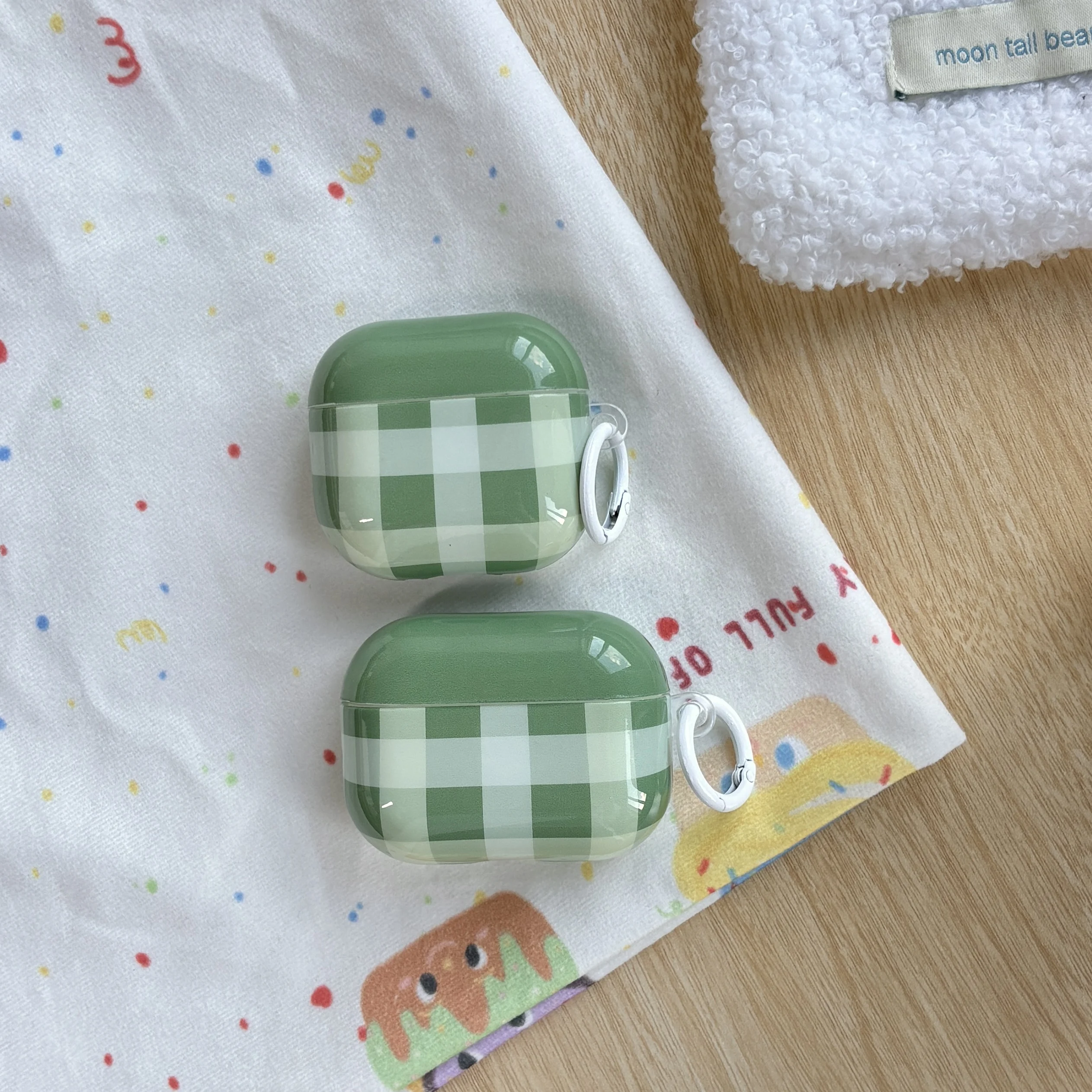 Frische, schlichte, grüne, karierte, karierte Muster, glänzende Schutzhülle für Kopfhörer mit weißer Ringabdeckung für AirPods 1, 2, 3, 4, Pro, 2, Pro 3 Image