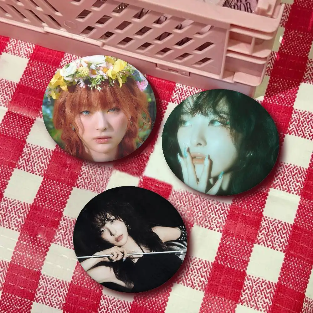 Kpop Seulgi R-Rot Samt Abzeichen Mode Neue Hip Hop Vielseitige Runde Metall Abzeichen Cartoon Pin Geschenk Großhandel