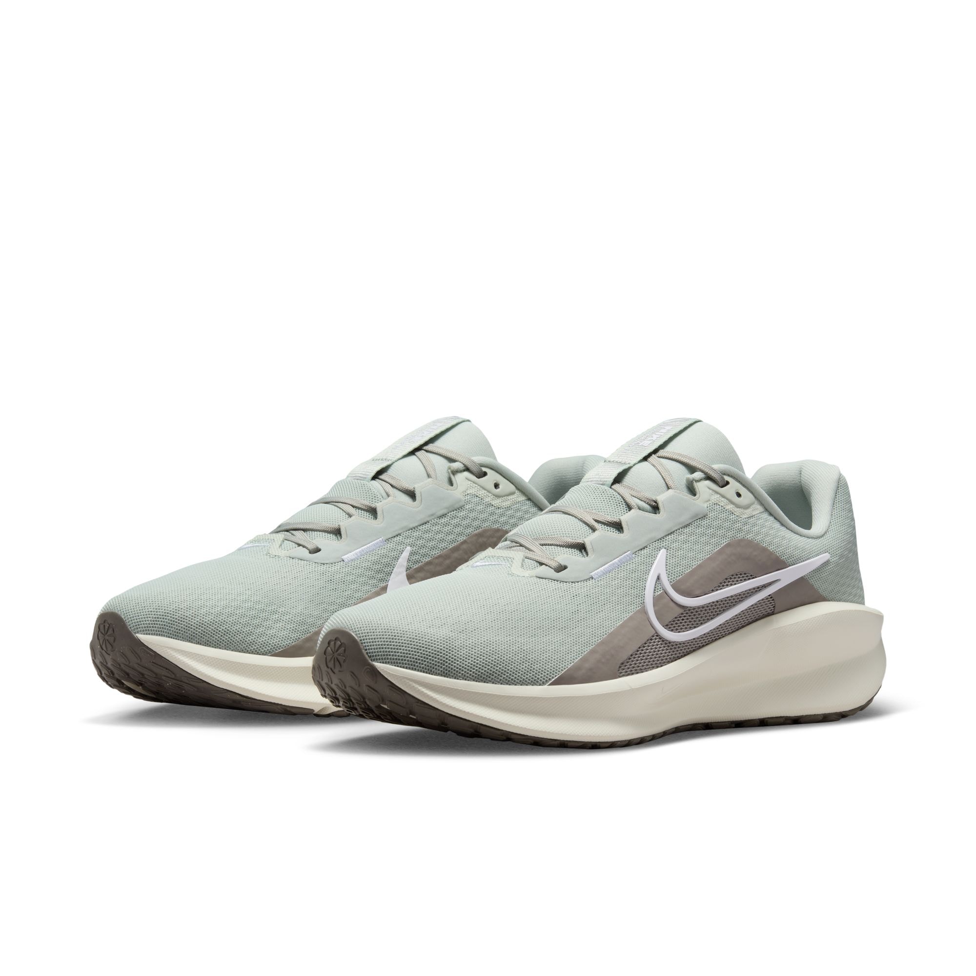 Laufschuh NIKE "DOWNSHIFTER 13", Gr. 46, silber (light silber, weiß, college grau, sail), Synthetik, Textil, Sportlich, Schuhe