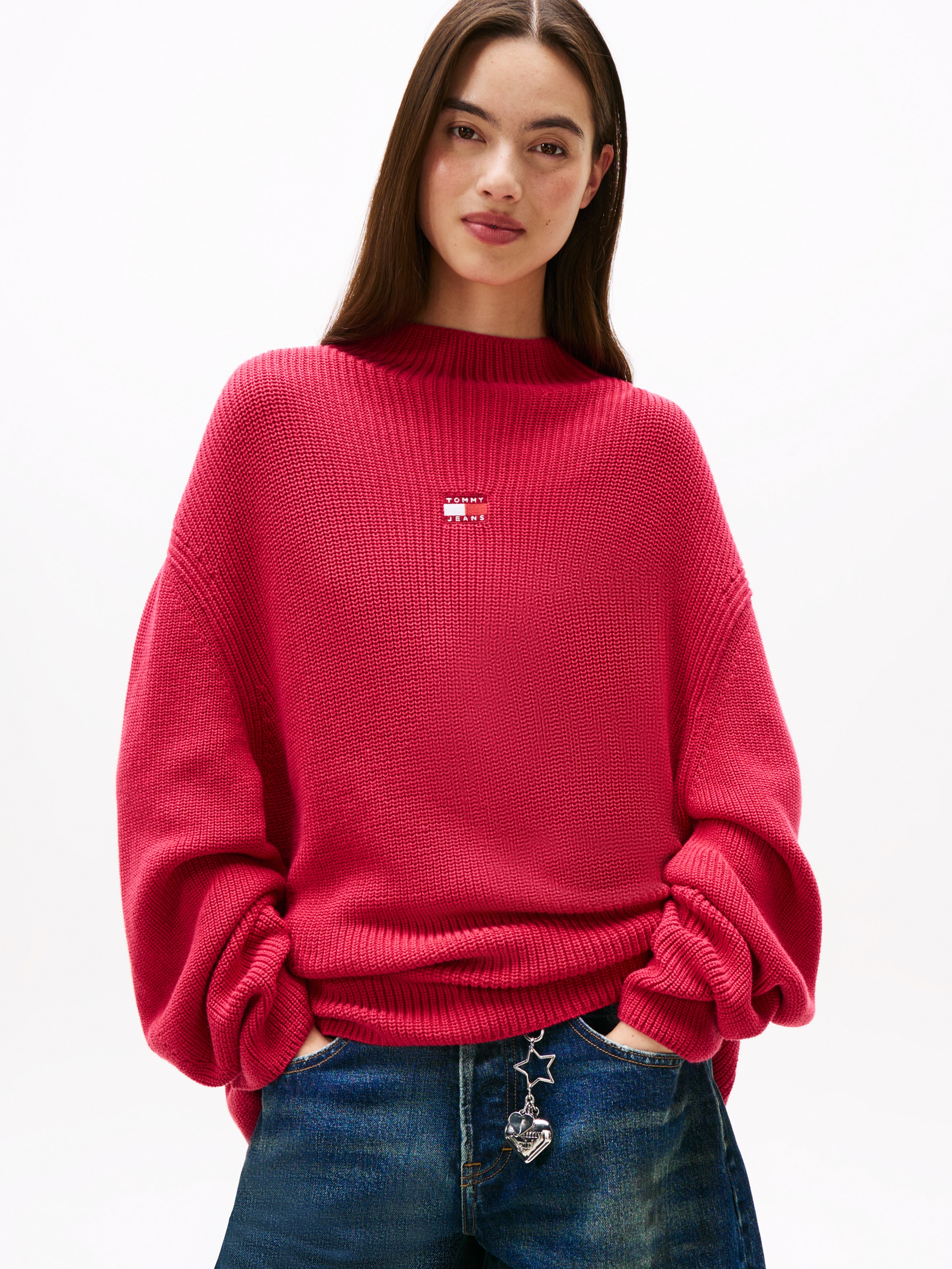Stehkragenpullover TOMMY JEANS "TJW MOCKNECK BADGE SWEATER", Damen, Gr. S (36), rot (ruby rhubarb), Strick, Obermaterial: 100% Baumwolle, unifarben, Casual, regular fit, Pullover