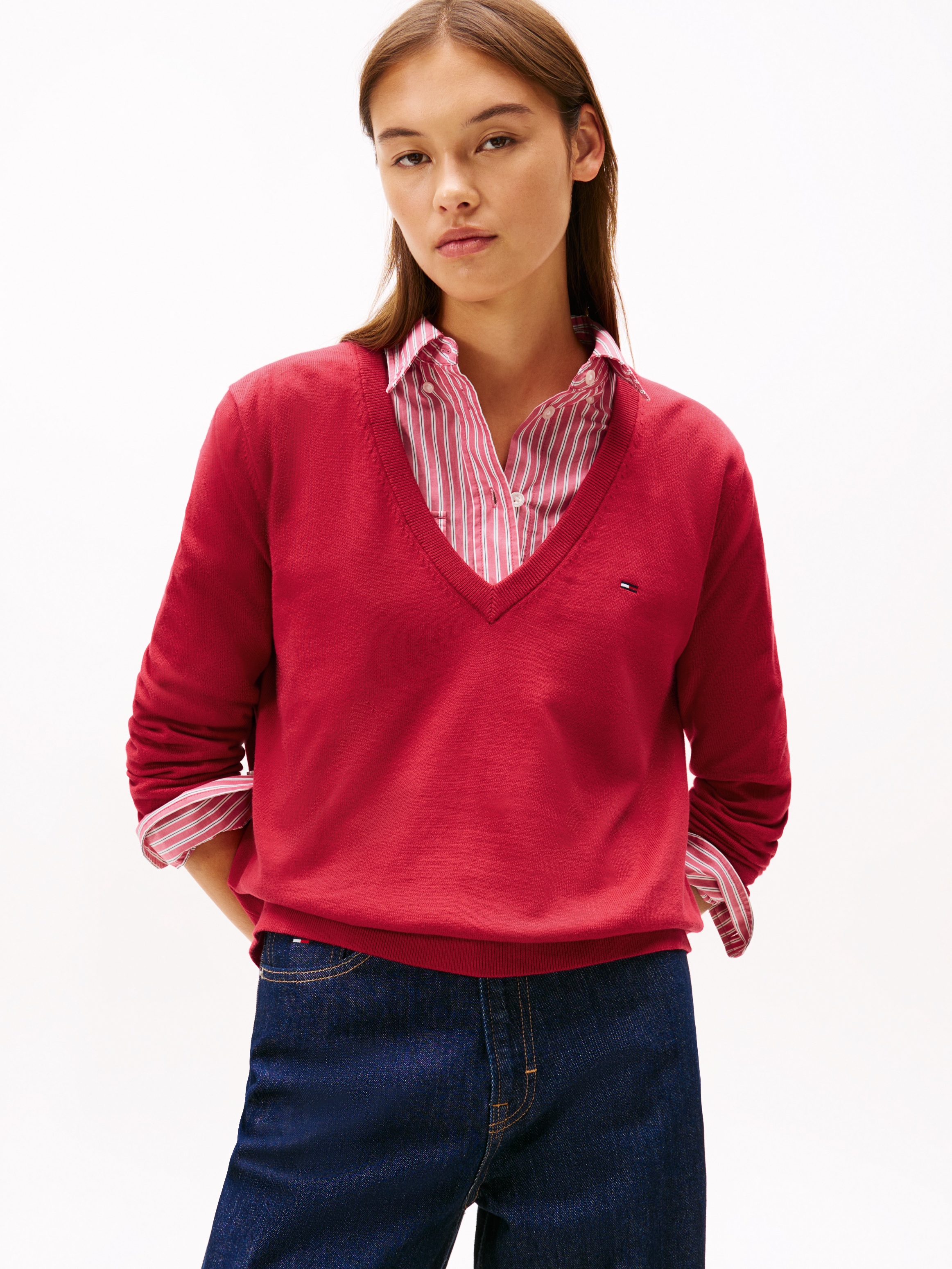 V-Ausschnitt-Pullover TOMMY JEANS "TJW ESSENTIAL VNECK SWEATER EXT", Damen, Gr. XS (34), rot (ruby rhubarb), Strick, Obermaterial: 100% Baumwolle, unifarben, Casual, normal kurz, V-Ausschnitt, Rippstrickbündchen, Pullover, mit Logostickerei