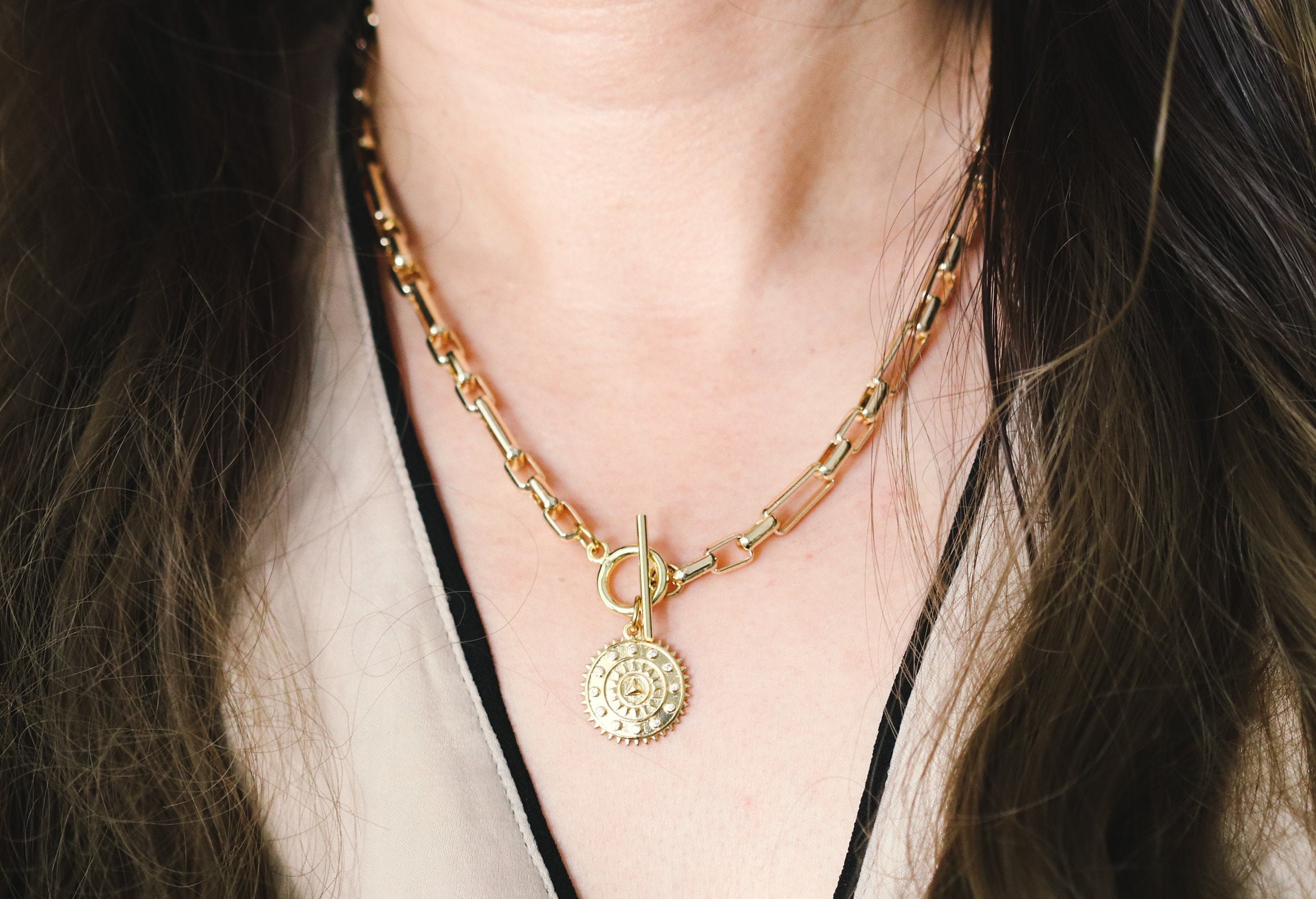 Collana con moneta d'oro spessa, collana a disco, collana a cerchio, collana con fermaglio d'oro, collana con catena a maglie spesse, collana a strati