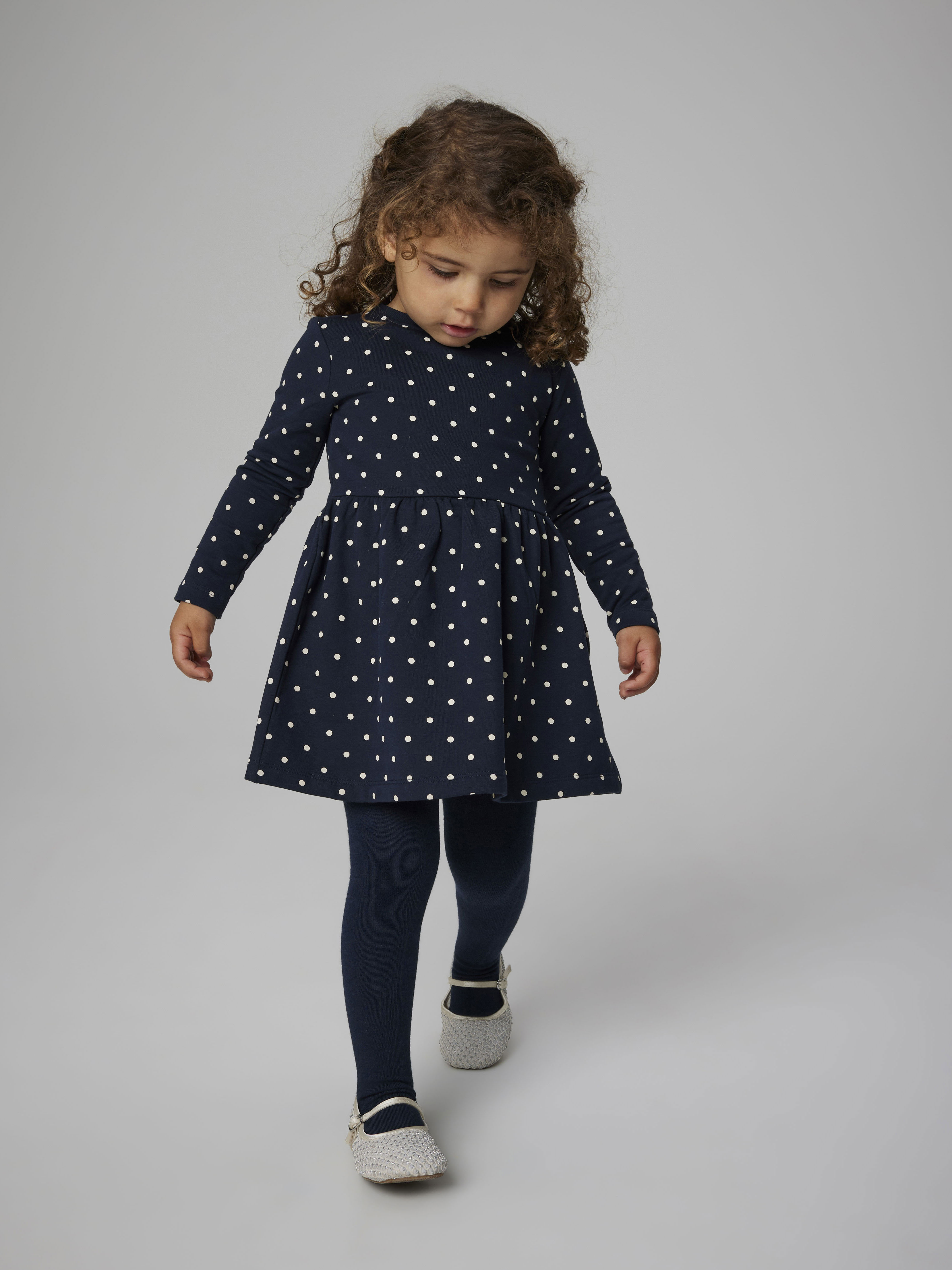 Sweatkleid NAME IT "NMFDAVINA LS SWEAT BRU DRESS NOOS", Mädchen, Gr. 92, N-Gr, schwarz sapphire aop:with hellweiß dots, angeraute Sweatware, Obermaterial: 95% Baumwolle, 5% Elasthan, bedruckt, gepunktet, Basic ca. Mitte Oberschenkel, Rundhals,... Image