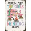 Warnung „The Girls Are Drinking Again“, humorvolles Metallschild, Vintage-inspiriertes Wandkunst-Dekor mit rosa Flamingos; Van-Szene für Ou