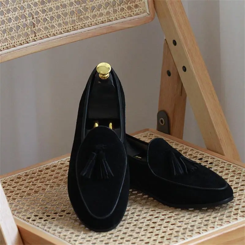 Grau Klassisch Braun Schwarz Herren Kuh Wildleder Loafer Atmungsaktive Casual Quaste Loafer Männer Niedrige Slip-on Schuhe für Männer zapatos hombre