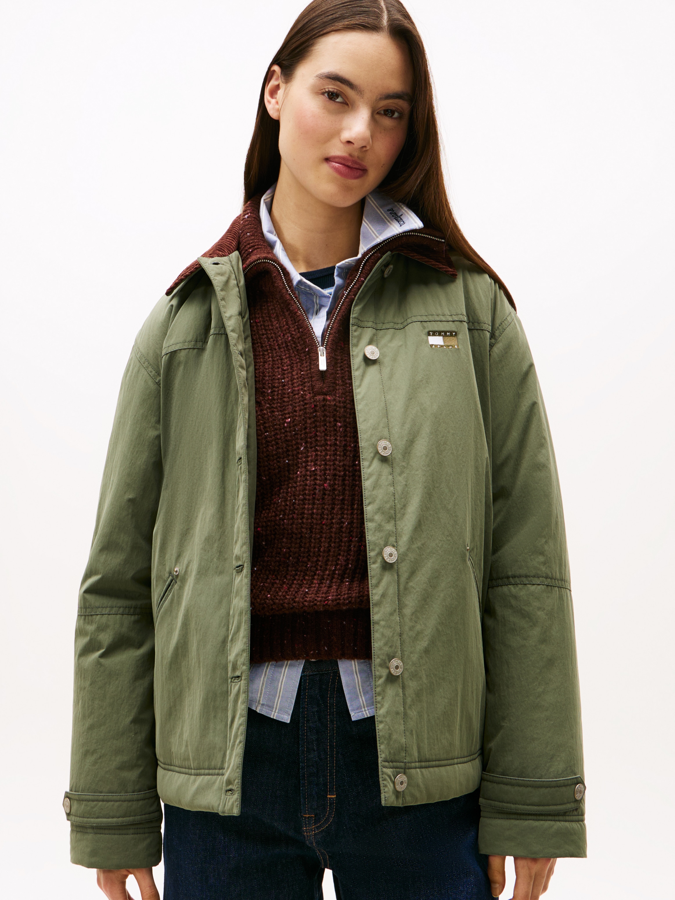Outdoorjacke TOMMY JEANS "TJW CORD COLLAR CHORE JACKET", Damen, Gr. XS (34), grün (pewter grün), Web, Obermaterial: 100% Nylon, unifarben mit Farbeinsatz, Jacken Outdoorjacke