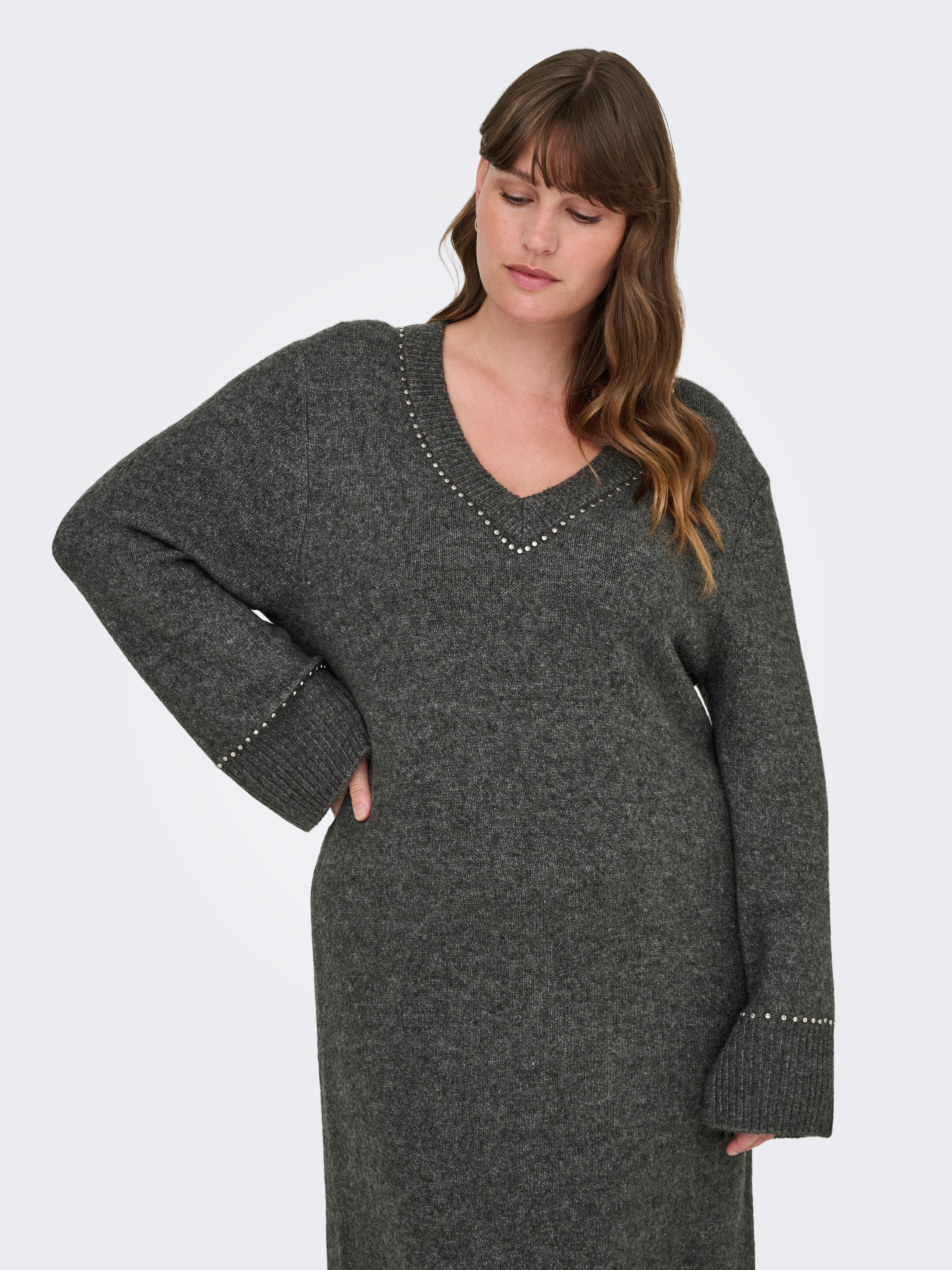 Strickkleid ONLY CARMAKOMA "CARELSIE LS STUDS DRESS KNT", Damen, Gr. L, N-Gr, silber (medium grau melange detail:silber studs), Strick, Obermaterial: 70% Polyacryl, 28% Polyester, 2% Elasthan, meliert, kniefrei, V-Ausschnitt, Kleider Image