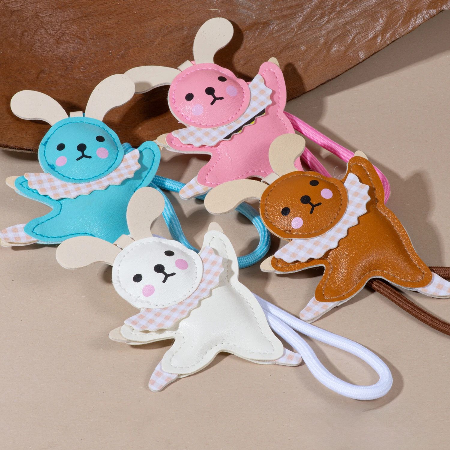 Mehrfarbiger Tanzbären-Schlüsselanhänger – handgefertigter Leder-Taschenanhänger für Jubiläumsfeier Image