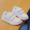 Kinder-Turnschuhe 2025, Frühling und Herbst, neue Jungen- und Mädchen-weiße lässige Skateboard-Schuhe, weiche Sohle im Freien, rutschfeste Kinder-Babyschuhe