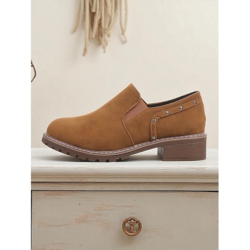 Hellbraune Damen-Slipper mit Nietendetail, lässiger Retro-Stil mit niedrigem Absatz für den Alltag Image