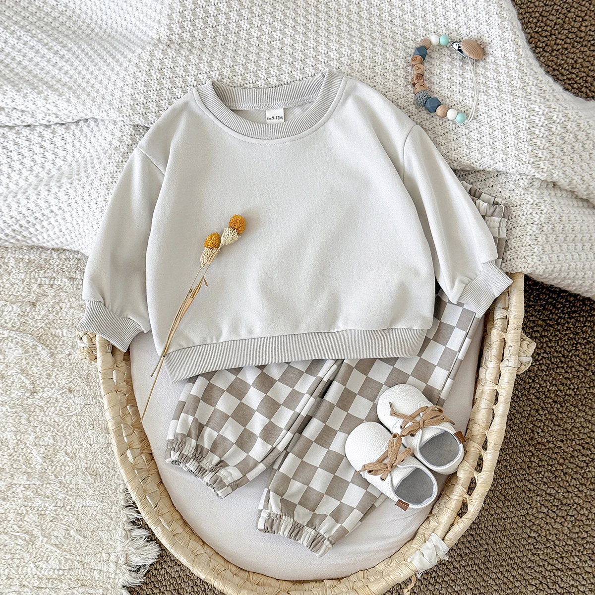 Herbst 2025, 0–3 Jahre Baby-Set mit grauem Kapuzenpullover und karierten Hosen in Grau und Weiß Image