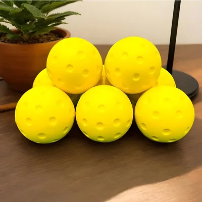 Leise Schaumstoff-Pickleballs für drinnen- oder draußenübungen. Pickleball-Bälle mit exakter echter Ball-Bounce in grüner und gelber Farbe