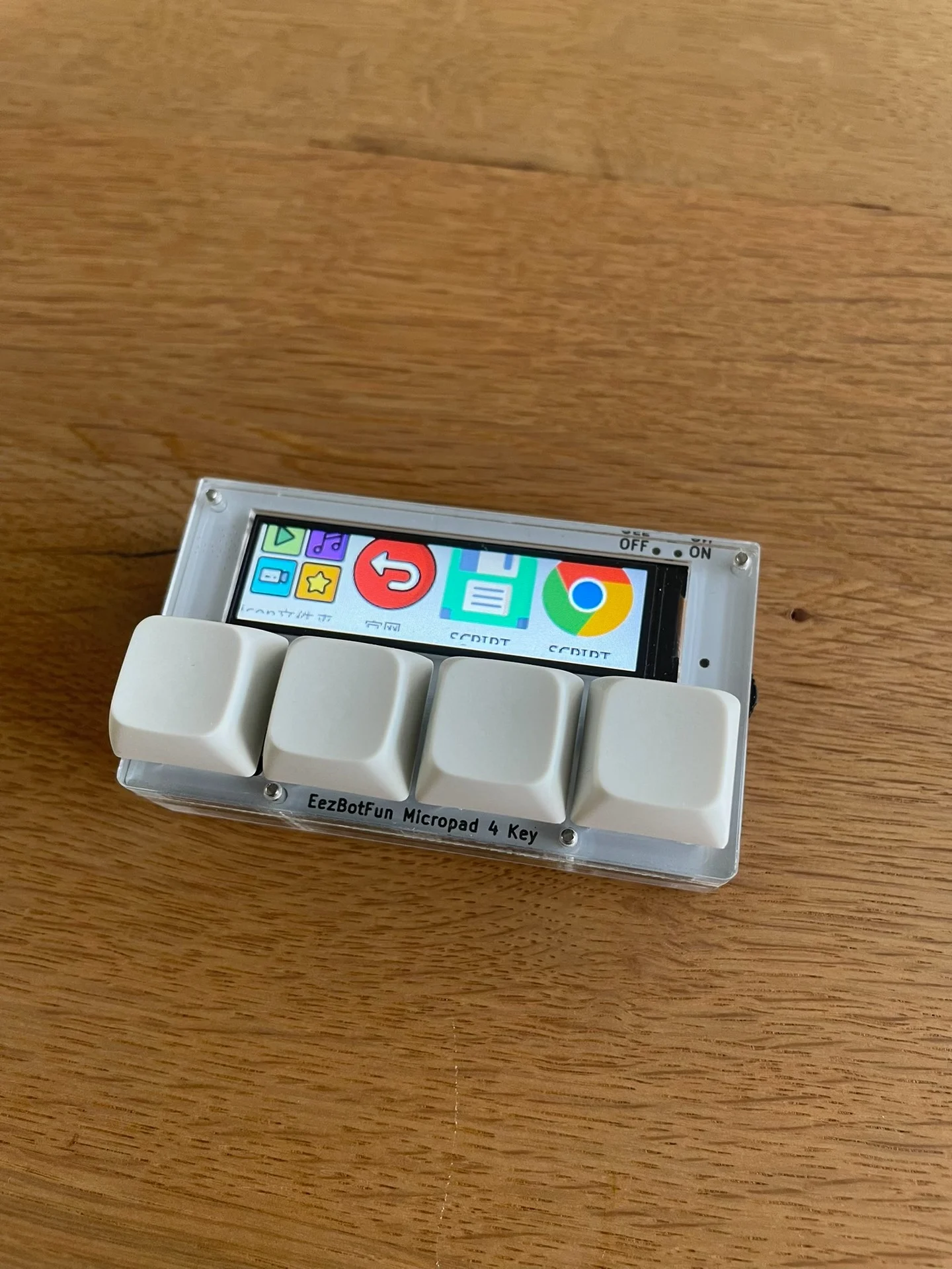 Micropad 4-Tasten – kabellose programmierbare Makrotastatur mit Farbdisplay, Stream Deck, Hotkeys, Spiel-Anti-Cheat-Unterstützung für Fenster Image