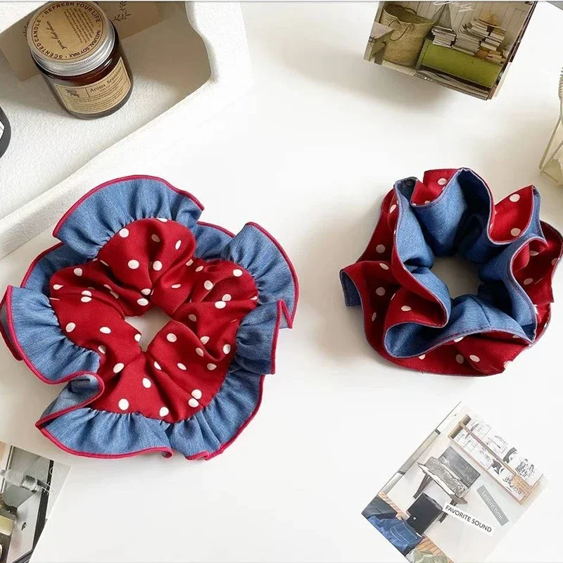 Große Haargummis im französischen Stil mit Punkten, rote Farbe, Rechtschreibung, Denim-Stoff, niedriger Pferdeschwanz, Haarseil, Damen-Haarknoten hinten, großer Haargummi Image