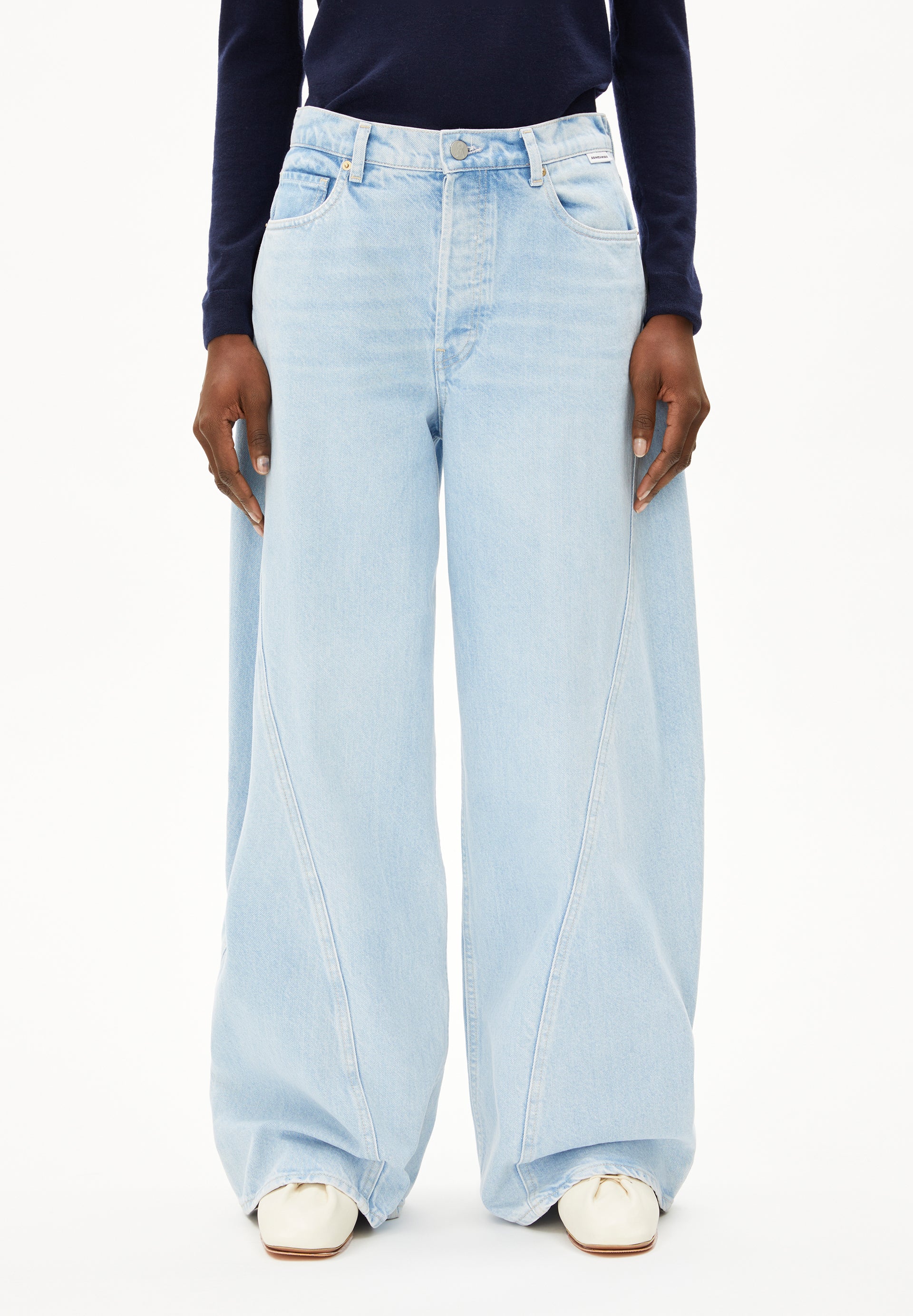 AALTHEA BARREL JEAN | Barrel Leg Mid Waist aus recycelter Baumwolle - blau (33-34) Image