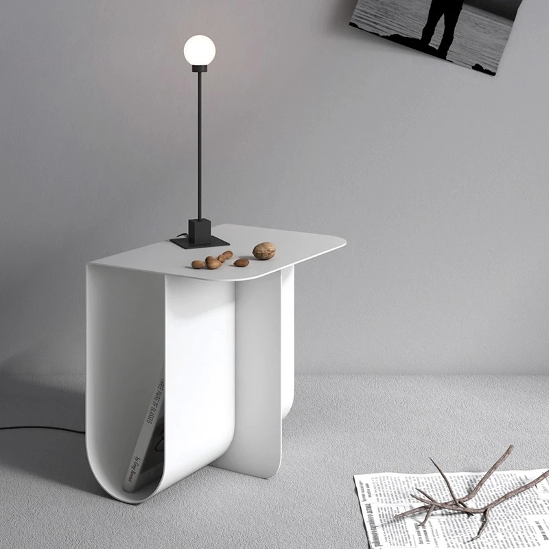 Minimalistischer Designer-Beistelltisch, moderner Luxus, kreativer Sofa-Beistelltisch aus Metall, Nachttisch für Schlafzimmer, Couchtisch aus Eisen Image