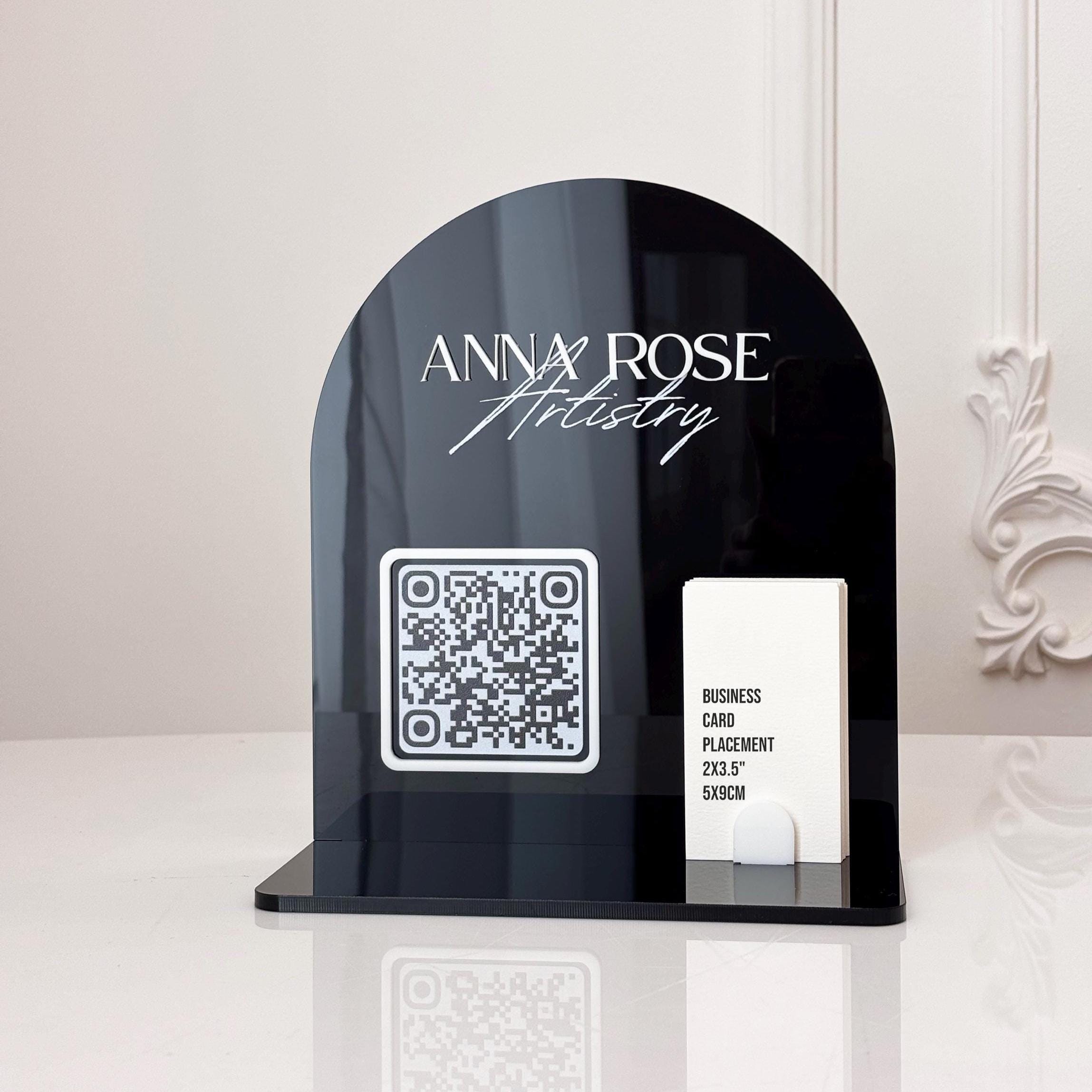 Cartello con codice QR ad arco nero con porta carte - Espositore aziendale in acrilico con logo 3D - Cartello QR per social media o pagamenti per salo
