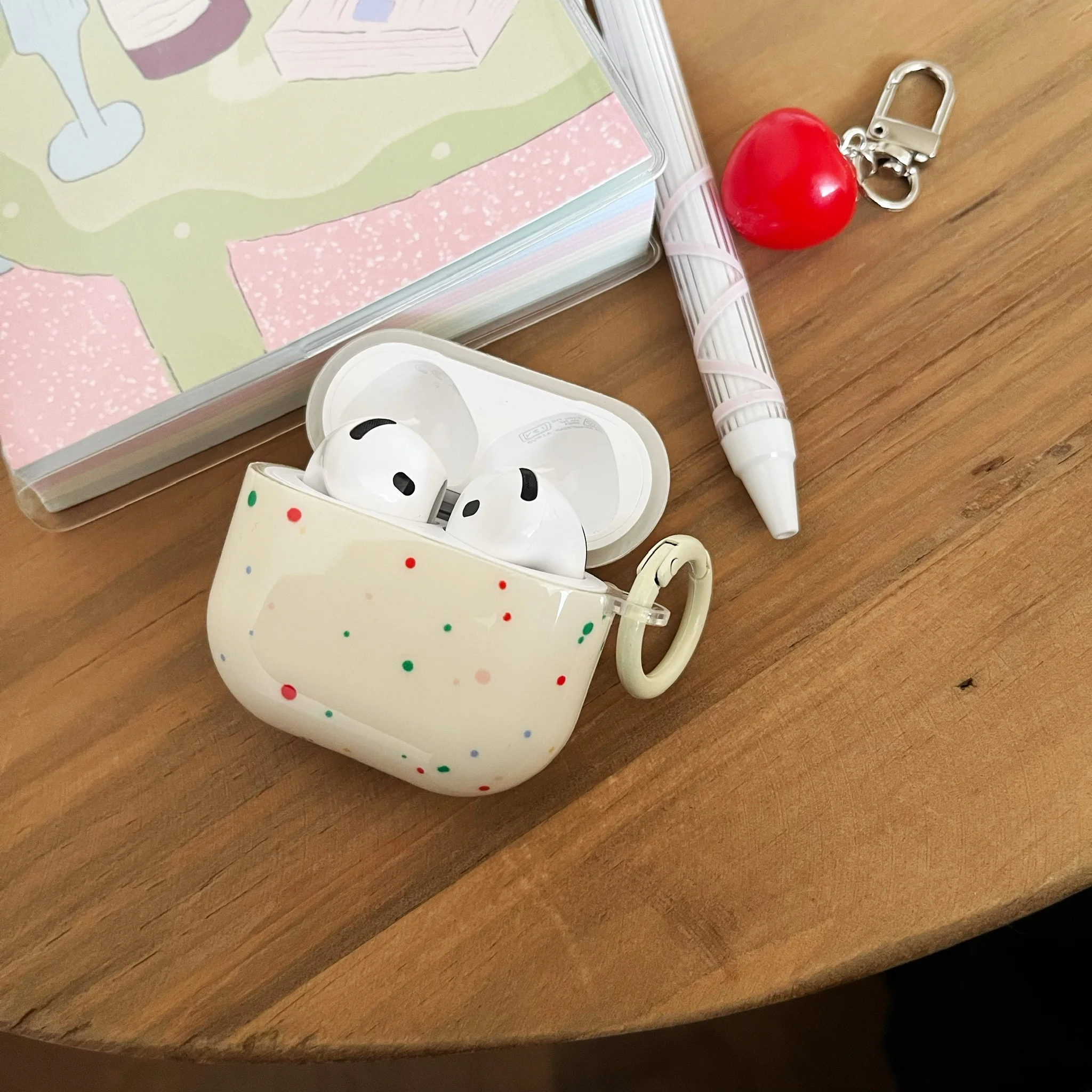 Korean Fashion Color Splash Ink Polka Dot Pure Color mit Ring und Tomaten-Anhänger-Abdeckung für AirPods 1, 2, 3, 4, Pro 2, Pro 3 Image