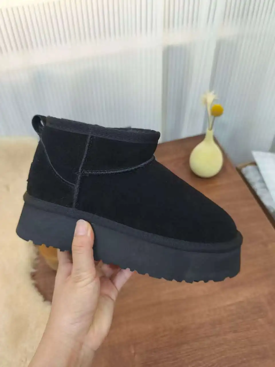 2024 high-top women's leather shoes, comfortable, warm, fashionable, fit for travel and outdoor use, durable and soft.