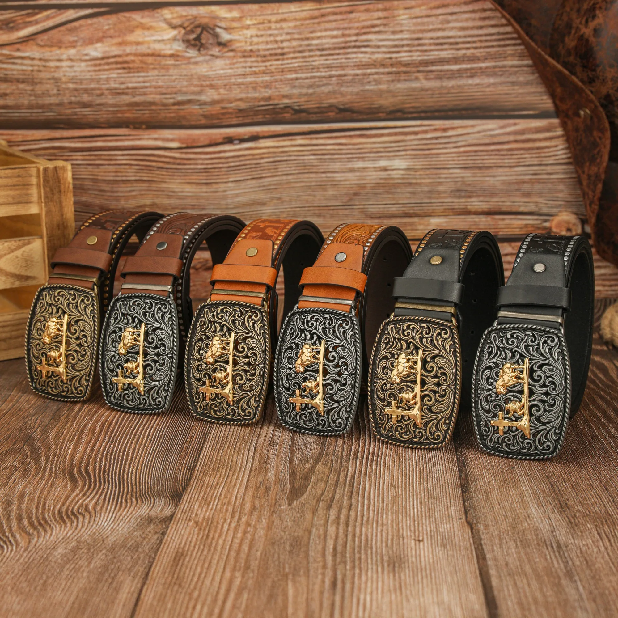 Ein vierseitig ausgehöhltes Muster einer goldenen Wrangler-Schnalle aus Zinklegierung, einzigartiger und handbemalter Retro-Gürtel mit Wrangler-PU-Prägung