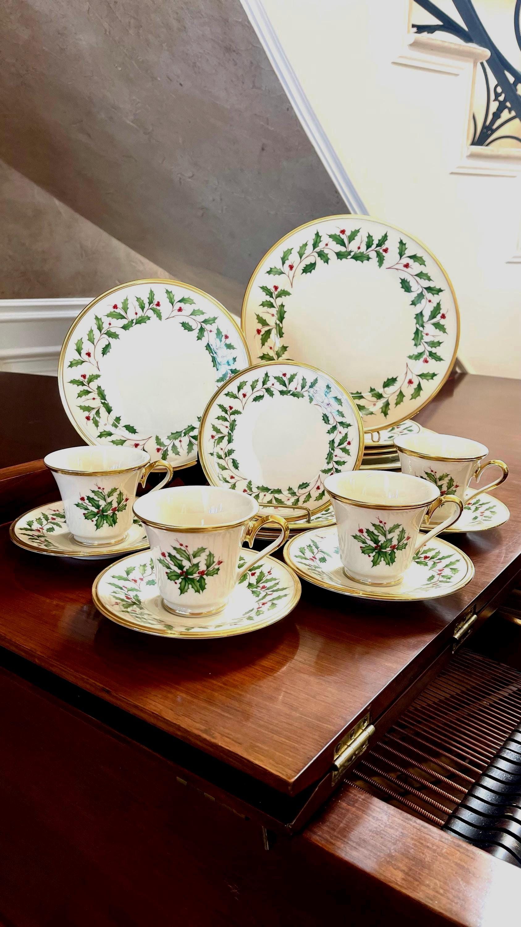 Set da 20 pezzi Lenox Holiday (Dimension) con bordo dorato, composto da piatti piani, piatti da insalata, piattino per pane e burro, tazze e piattini,