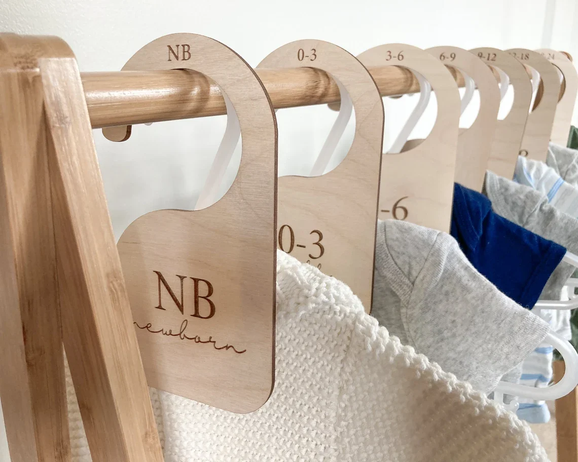 7 Stück personalisierte Namens-Baby-Kinderzimmer-Schrankteiler, Holz-Kleidungsgrößenmarkierungen für Baby-Holz-Baby-Geschenke, Babyparty-Geschenkideen Image