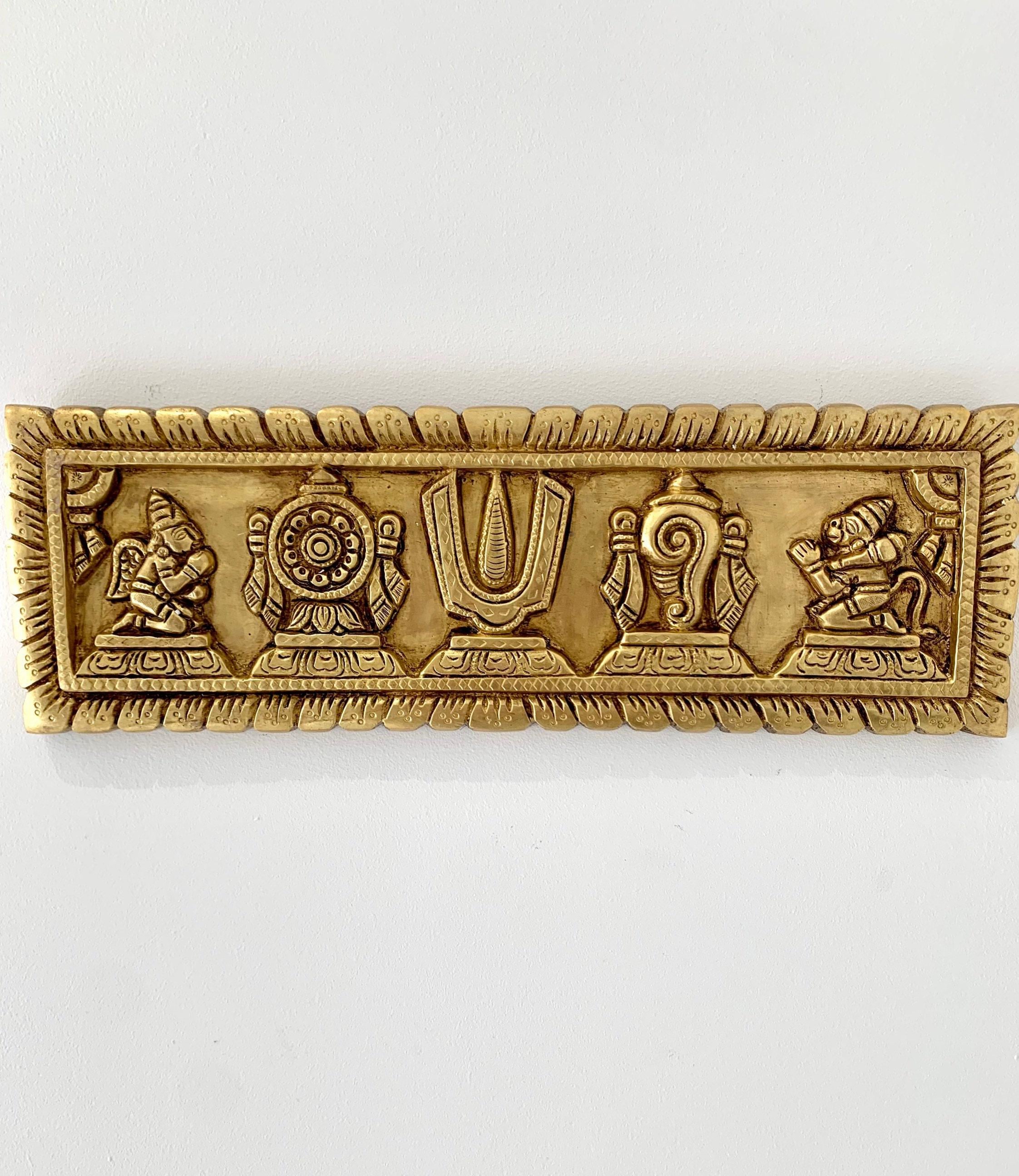 Arazzo da parete in ottone Vishnu Shankh Chakra Namah, decorazione da parete in ottone per la Pooja indù, arte murale spirituale per il Mandir domesti