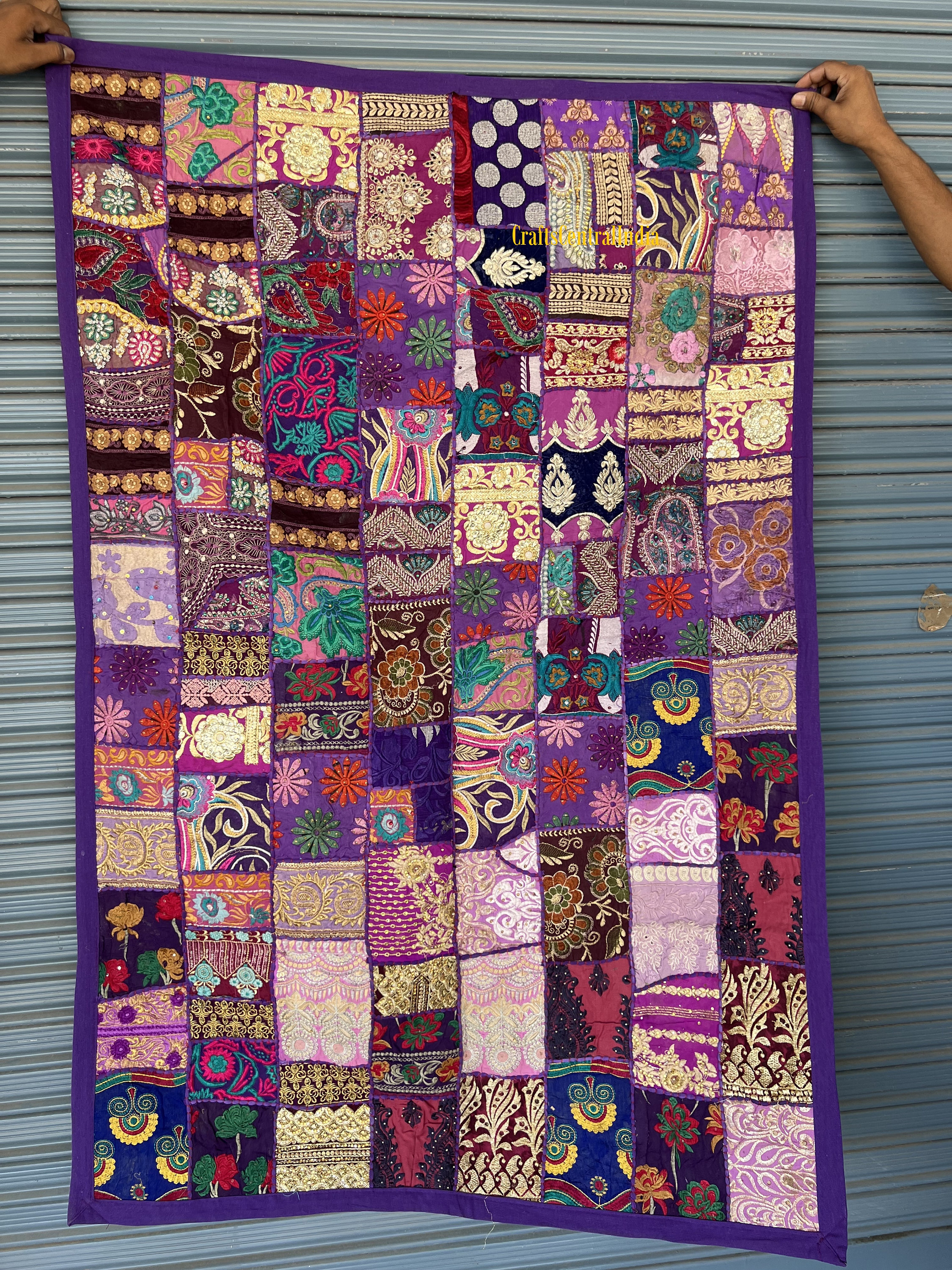 Arazzo patchwork con ricamo indiano, fatto a mano, sfondo da parete, arazzo artistico, arazzo da parete in cotone, sari vintage, grande arazzo da pare
