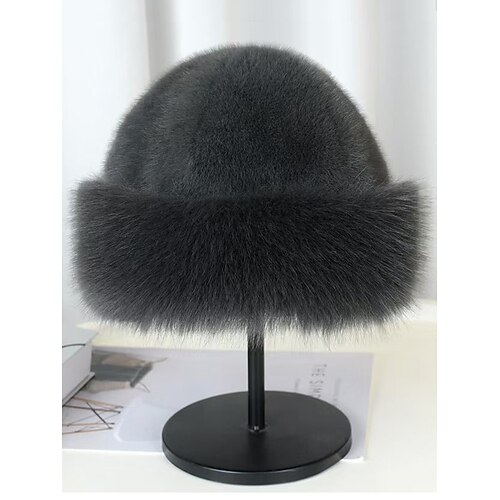 Wintermützen aus Kunstpelz für Damen, weiche, flauschige, warme Mützen im Vintage-Stil, elegante mehrfarbige Beanies für Weihnachtsoutfits und kaltes Wetter Image